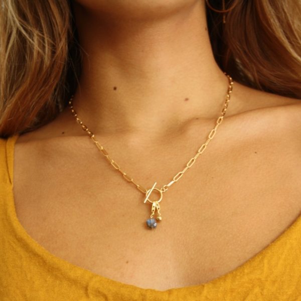 Jeune femme portant un collier Ambre clips breloques et perles de Tik Tik création
