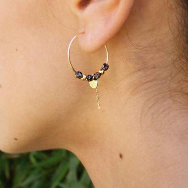 Photo d'une femme portant les boucles d'oreille Pauline moucheté de Tik Tik création